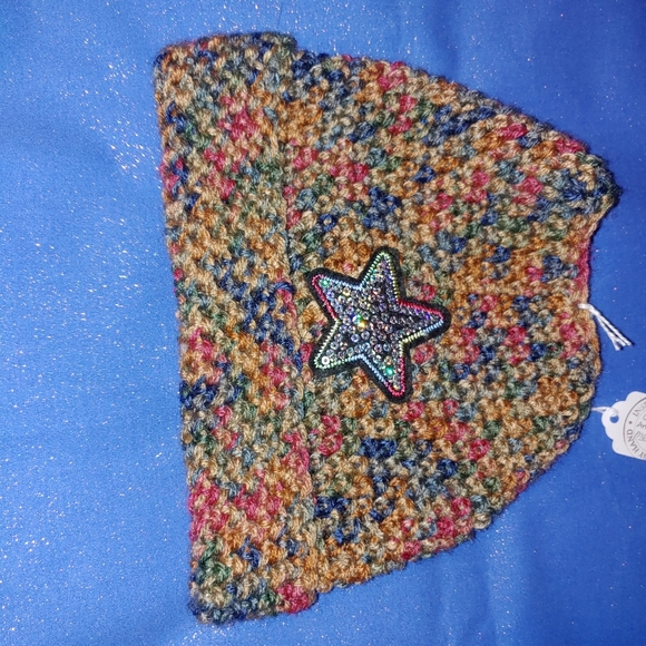 Child's crocheted hat - Picture 1 of 1